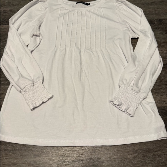 Chic White Blouse with Pleated Design - Picture 1 of 2